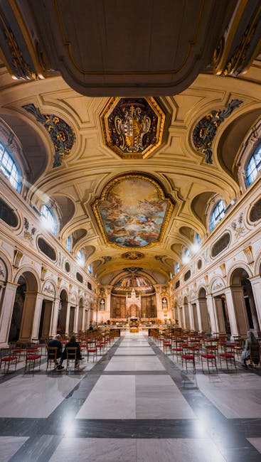 Navata centrale di chiesa sarda con soffitto affrescato dorato