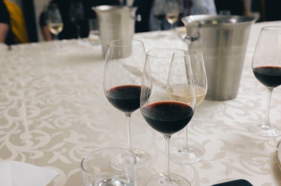 Trois verres de vin rouge alignés lors d'une dégustation sarde