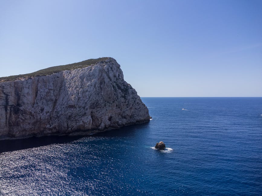 Alta scogliera calcarea a picco sul mare blu della Sardegna