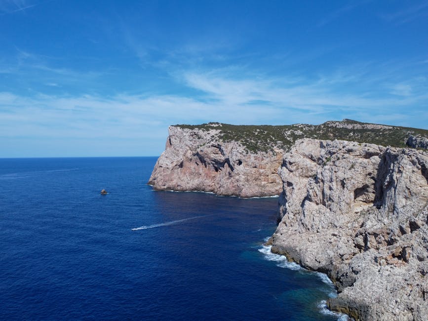 Falaises calcaires plongeant dans une mer bleue profonde en Sardaigne