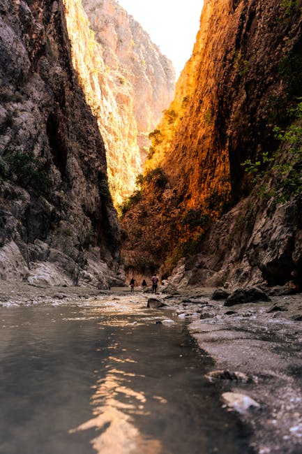 Personnes marchant dans une gorge étroite aux parois orangées en Sardaigne