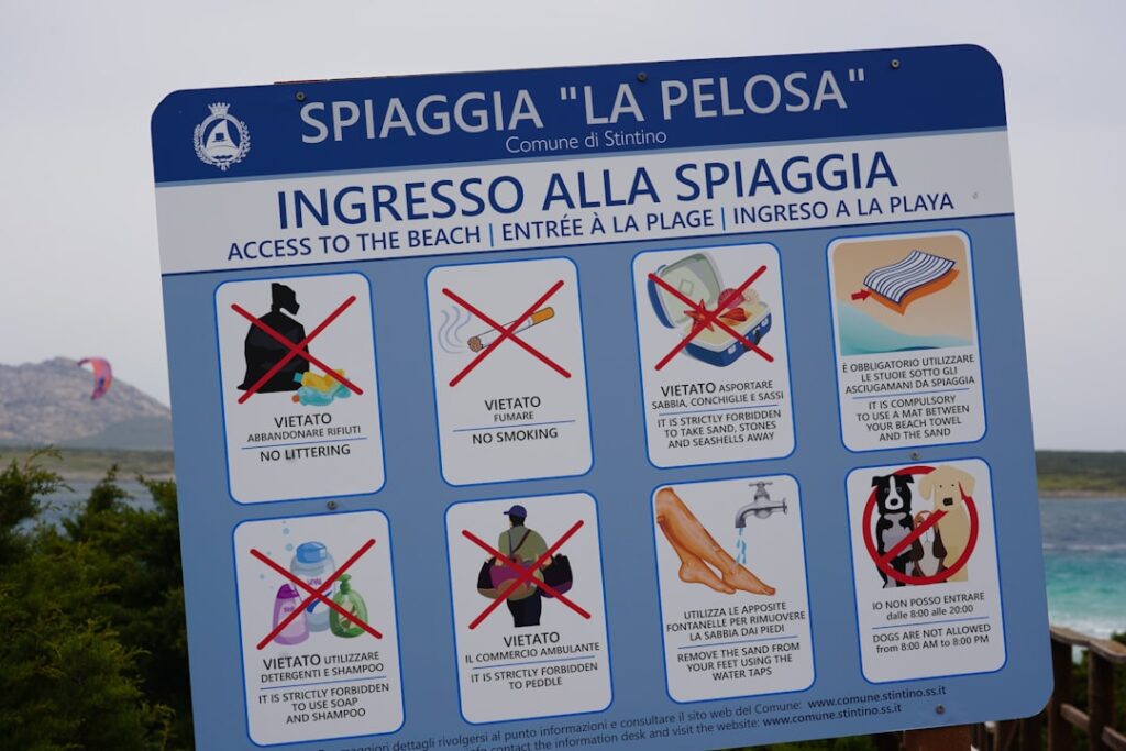 Tablica z zasadami wejścia na plażę La Pelosa na Sardynii