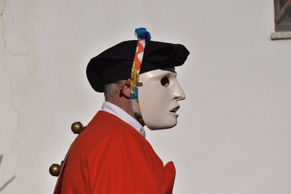 Primo piano di una maschera Mamuthone