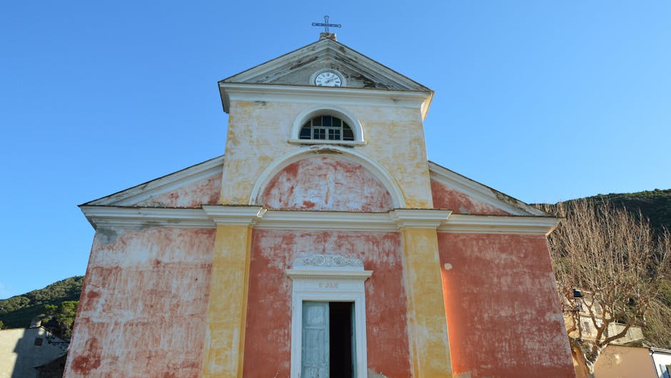 Chiesa dalle pareti rosa e gialle in Sardegna, illuminata dal sole