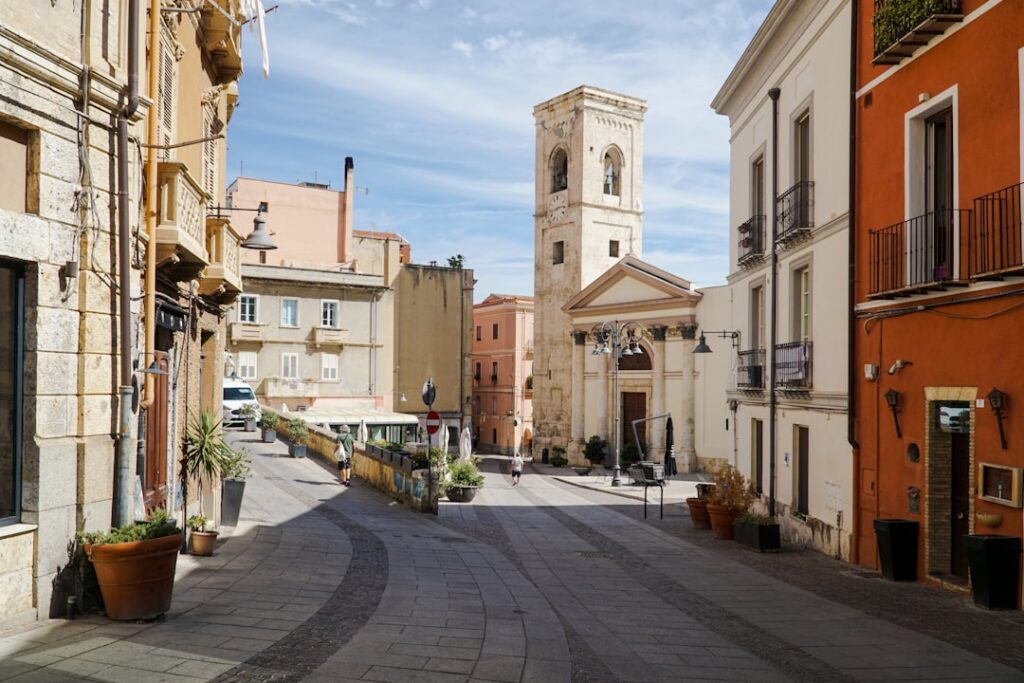 Ruelle pavée menant à une église historique dans le centre de Cagliari, Sardaigne