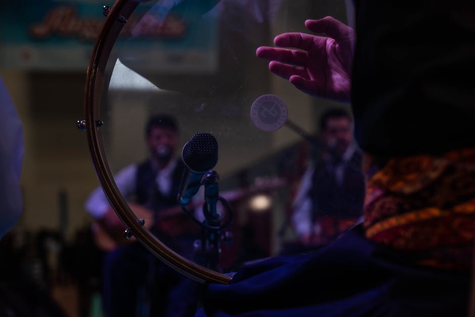 Musicien frappant un tambourin pendant une performance folklorique en Sardaigne