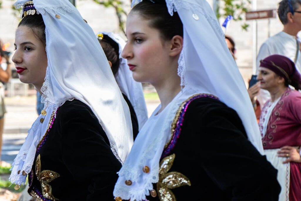Jeunes femmes en costumes traditionnels sardes lors d'une procession