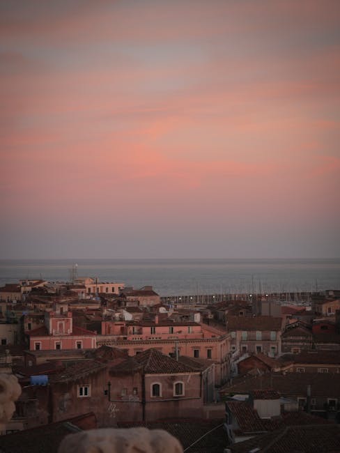 Panorama sui tetti della città costiera della Sardegna al crepuscolo