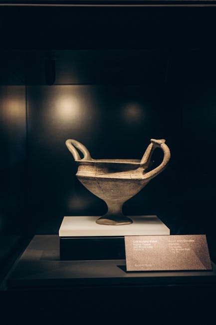 Coupe en céramique ancienne exposée sous lumière tamisée au musée sarde