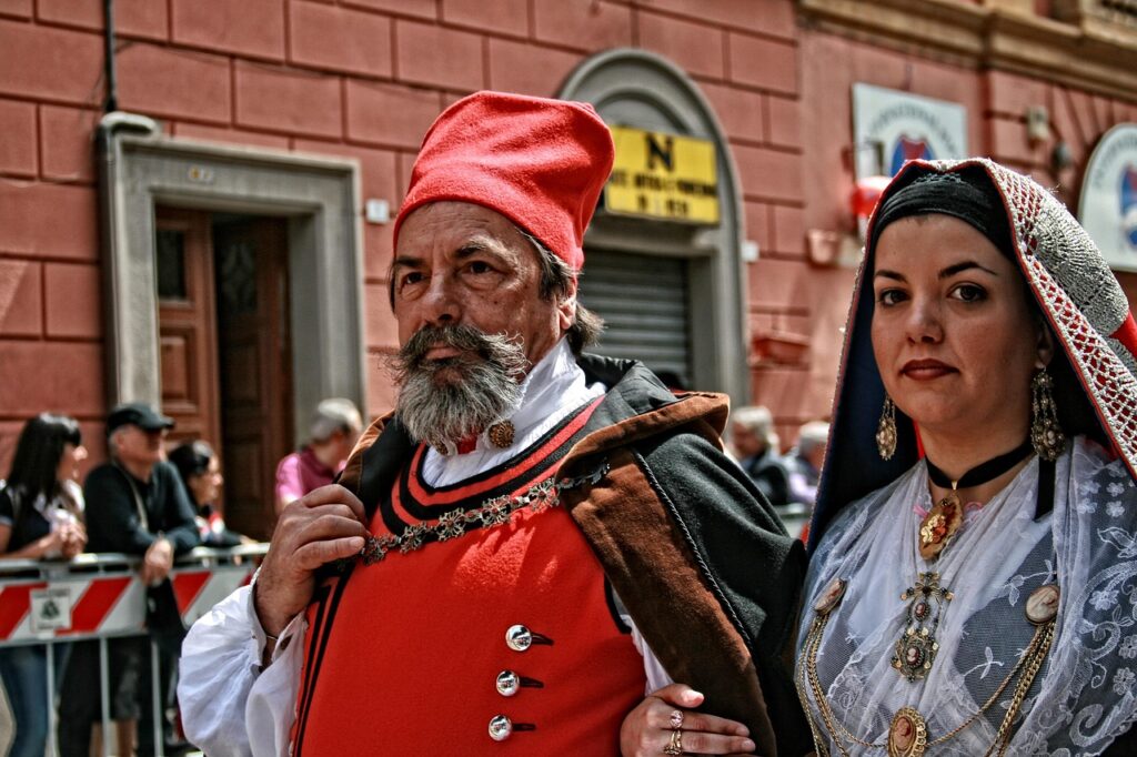 Couple en costumes traditionnels sardes défilant dans une rue