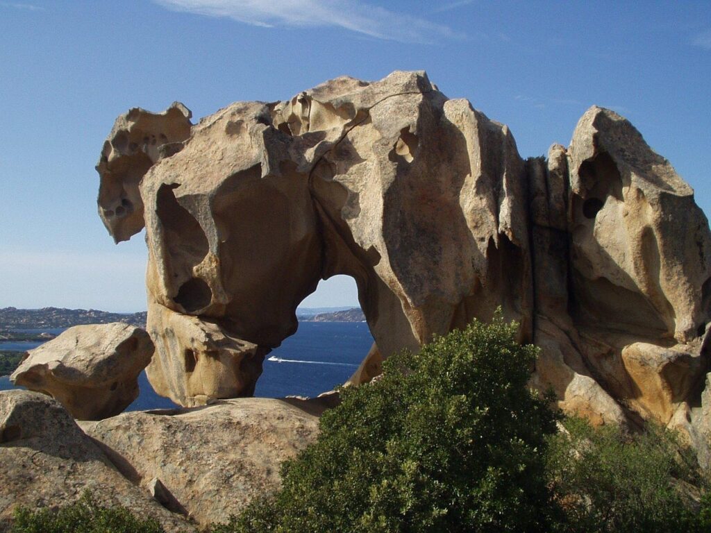 Naturalny granitowy łuk skalny z widokiem na morze Sardynia