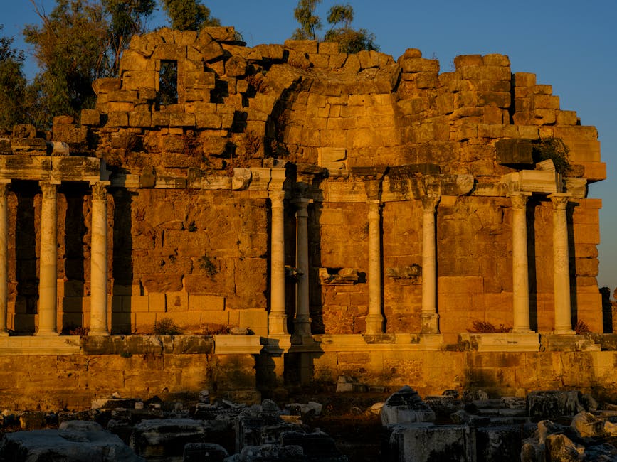 Rovine romane con colonne illuminate dal sole al tramonto in Sardegna