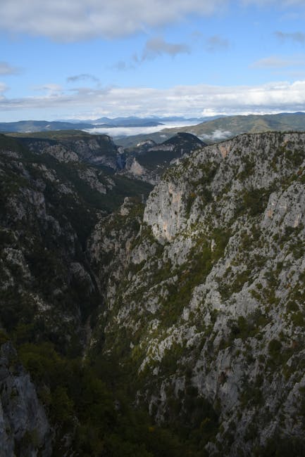 Profonda gola rocciosa con pareti a strapiombo nelle montagne della Sardegna