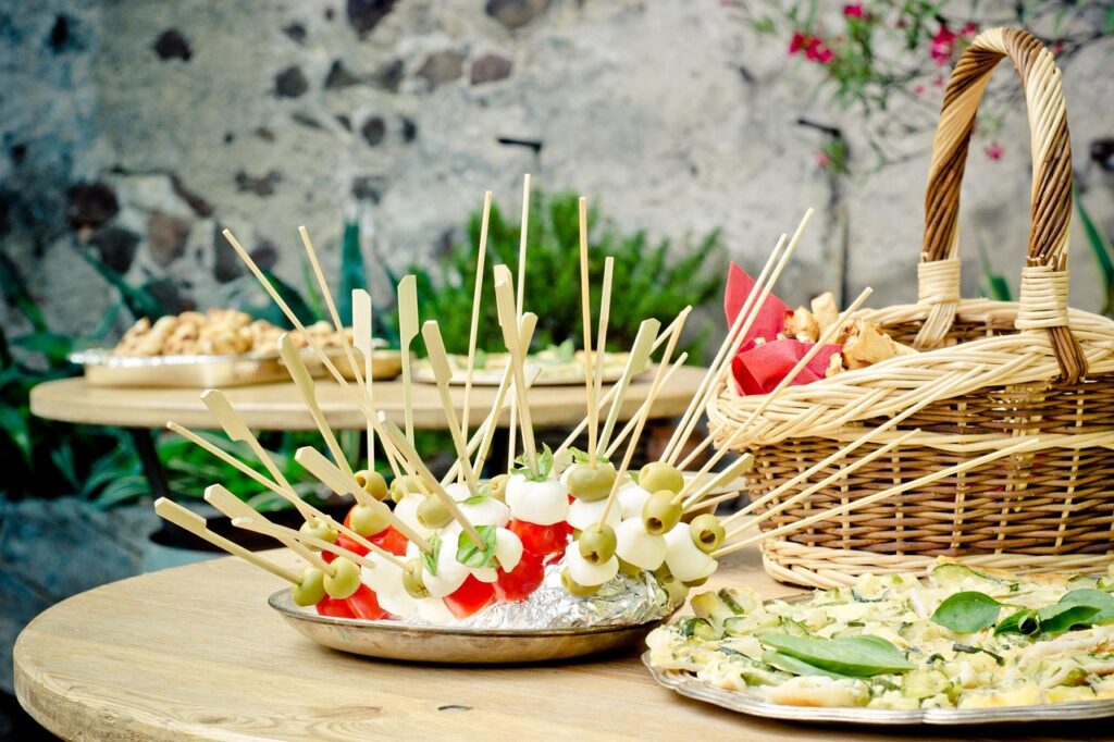 Brochettes de mozzarella, tomates et olives présentées sur tables, marché en Sardaigne