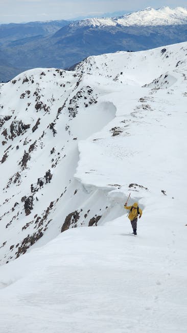 Alpiniste solitaire avec piolet gravissant une arête enneigée du Pecorile en Sardaigne