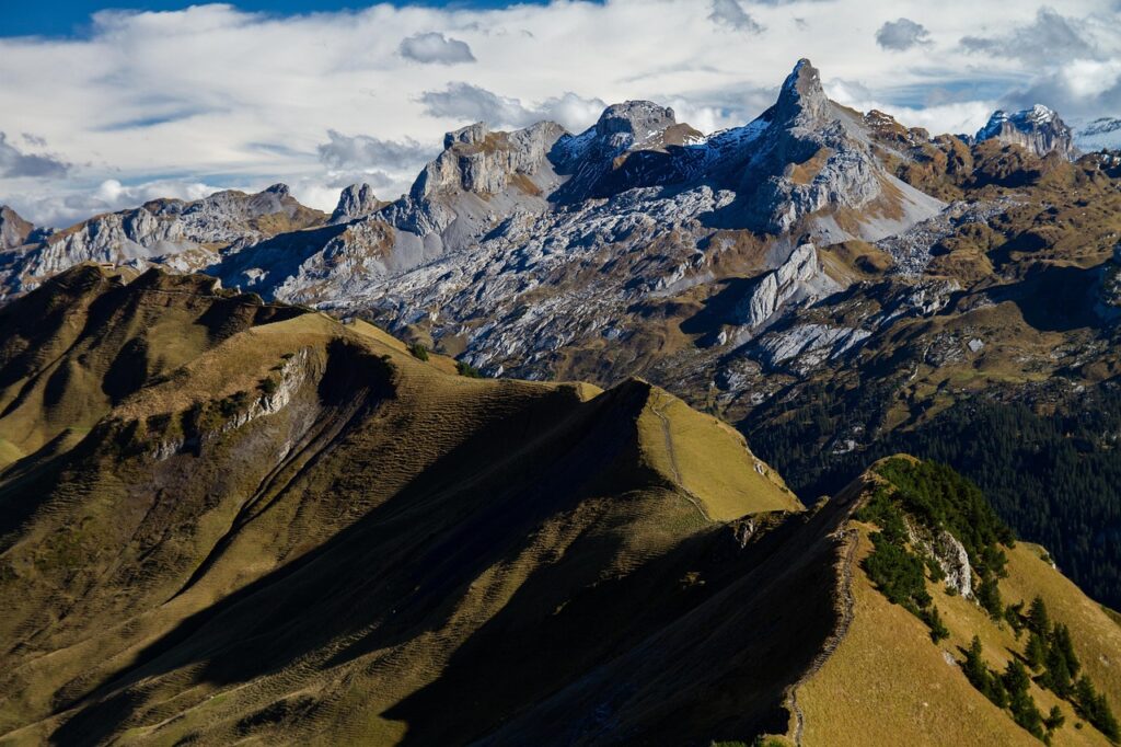 Crêtes herbeuses en premier plan et pics rocheux du massif de Pecorile, Sardaigne