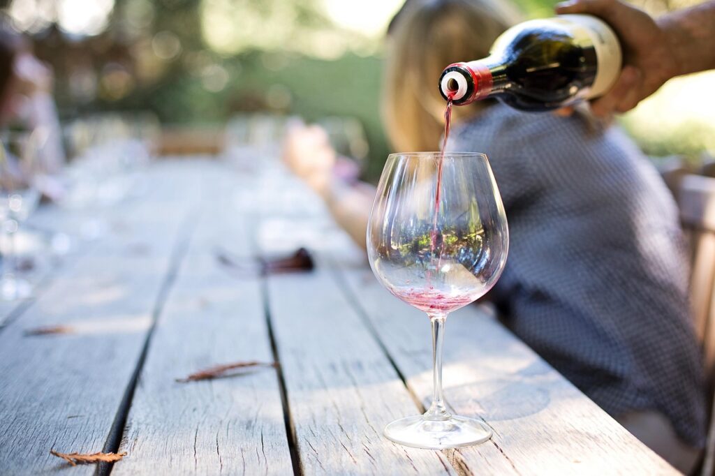 Vin rouge versé dans un verre lors d'une dégustation en Sardaigne