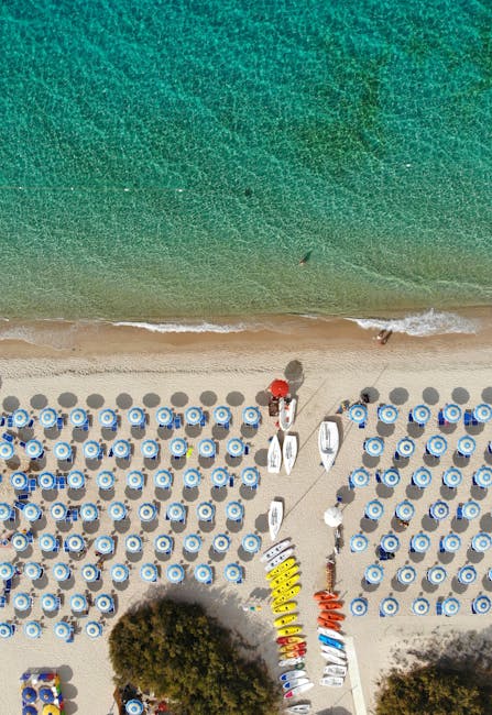 Widok z lotu ptaka na plażę Sardynii z parasolami i kajakami
