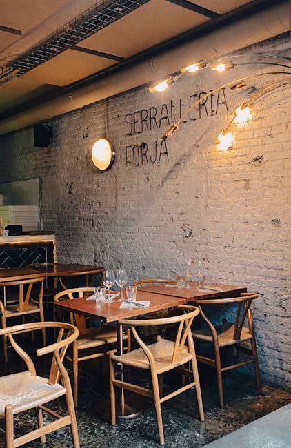 Petite table dressée dans un bistrot rustique en Sardaigne
