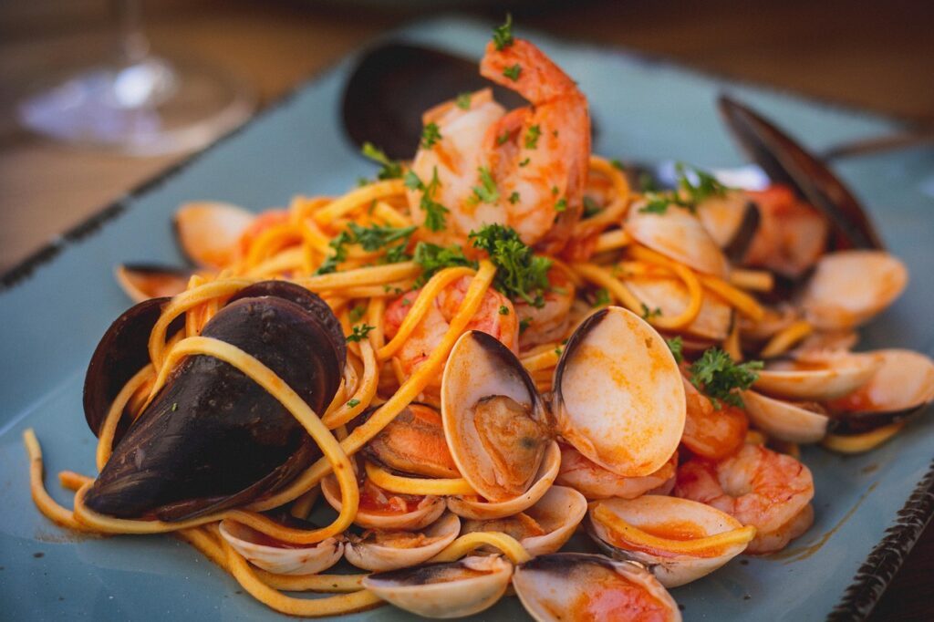 Spaghetti ai frutti di mare serviti in un ristorante della Sardegna