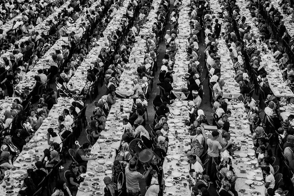 Grand banquet populaire avec rangées de longues tables, foule réunie en Sardaigne