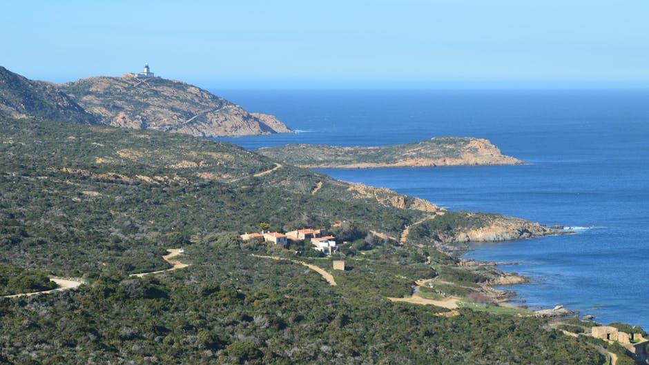 Küstenlandschaft mit Leuchtturm und Buchten an Sardiniens Westküste