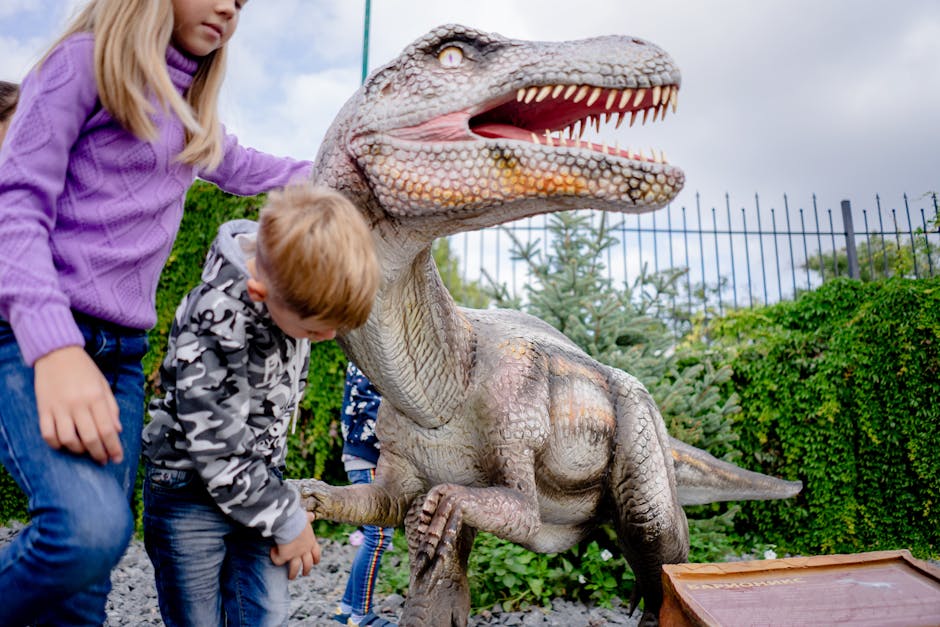 Bambini che esplorano una grande riproduzione di dinosauro in Sardegna