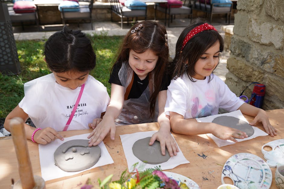 Bambine al laboratorio didattico che modellano argilla in Sardegna