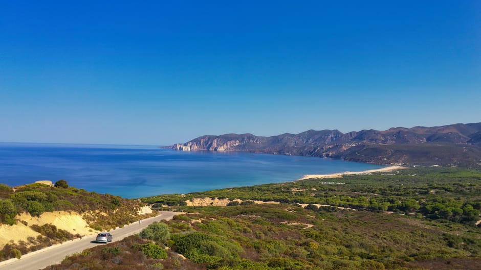 Panorama costiero con strada e spiaggia sulle coste della Sardegna