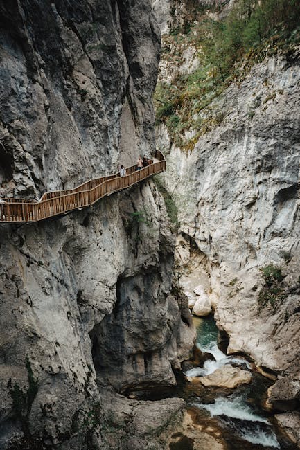 Passerelle en bois le long d'une gorge du Supramonte, eaux turquoises