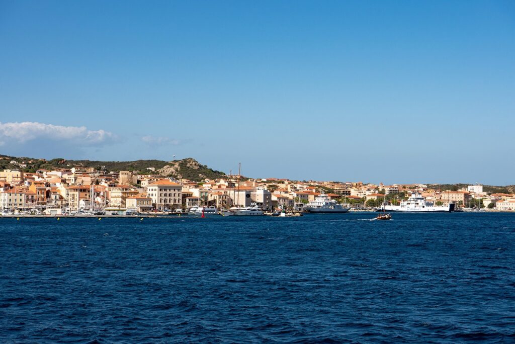 Lungomare di La Maddalena in Sardegna con edifici colorati e mare