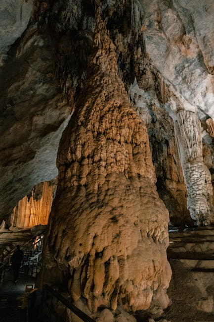 Imponente stalagmite all'interno di una grotta della Sardegna