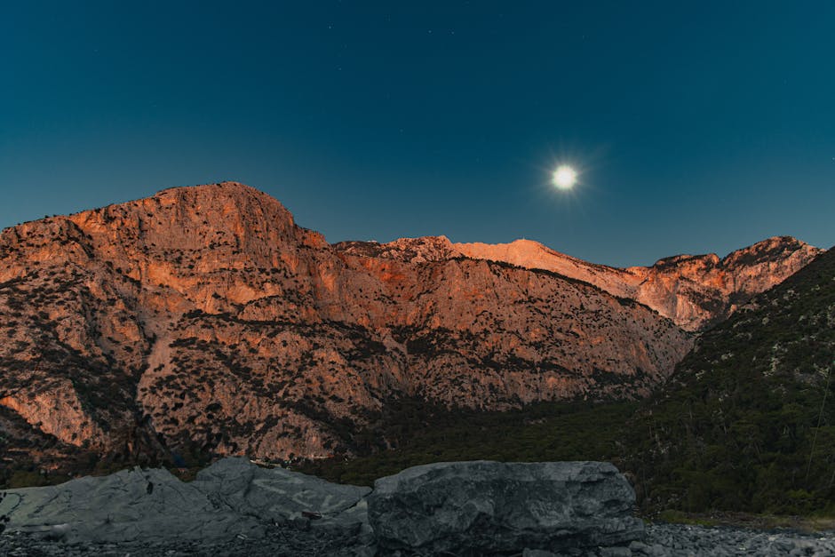 Mond über den felsigen Hängen des Monte Arcuentu auf Sardinien bei Nacht
