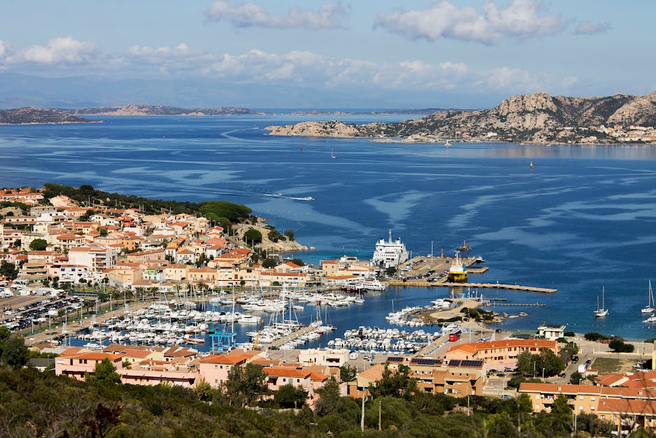 Porto turistico di La Maddalena in Sardegna con barche e traghetti