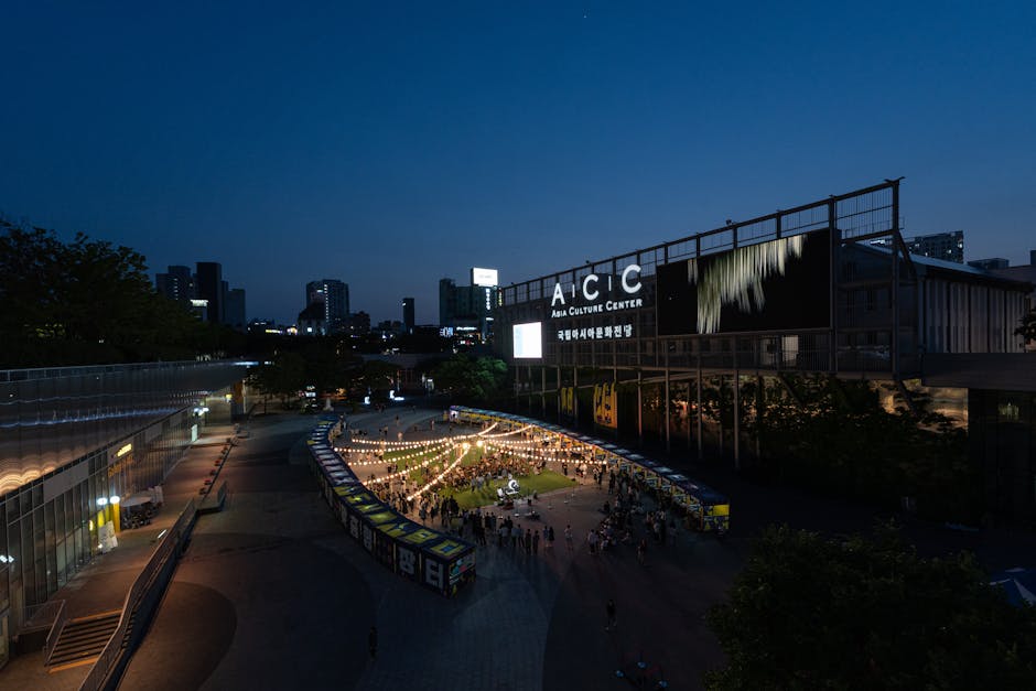Wieczorny targ z lampionami przed centrum kultury AICC