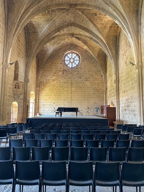 Sala o kamiennych sklepieniach z fortepianem na scenie na Sardynii