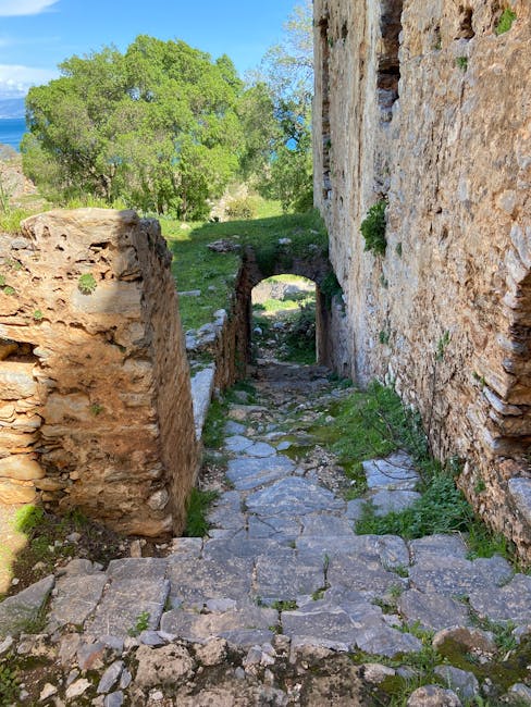 Escalier en pierre entre ruines offrant vue sur la campagne de Sardaigne