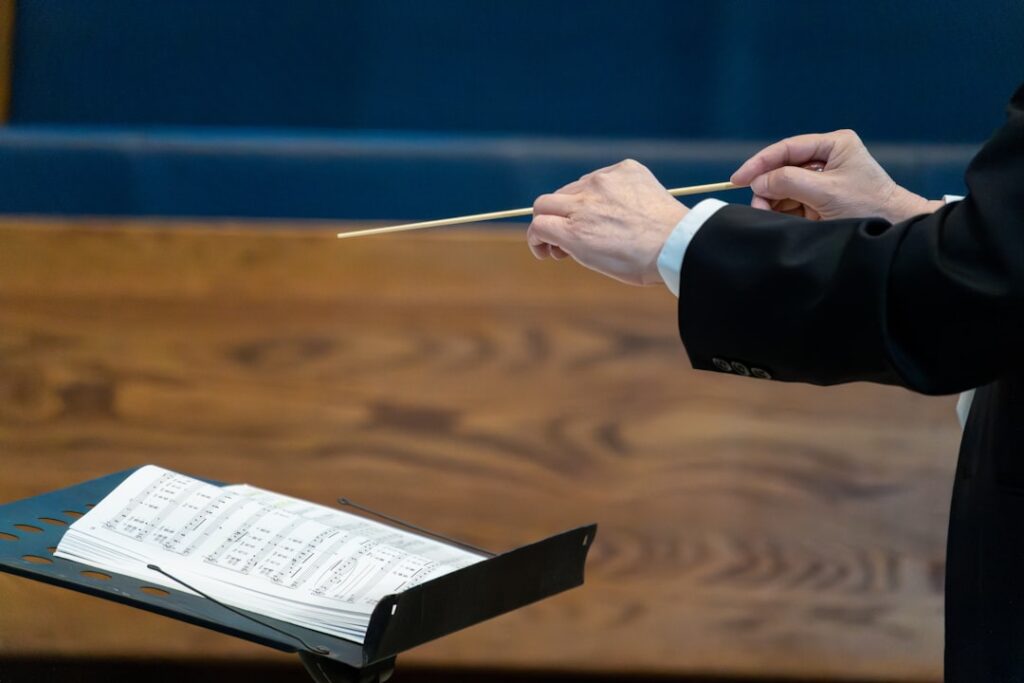 Dirigent und Orchester in der Probe