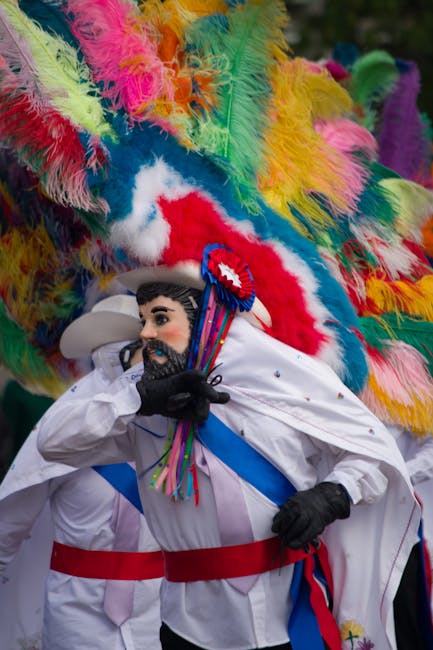 Carnavalsfiguur met grote kleurrijke veerpruik tijdens carnaval in Parma