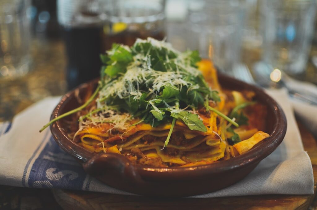 Hausgemachte Lasagne mit Rucola und Käse, serviert in Parma.