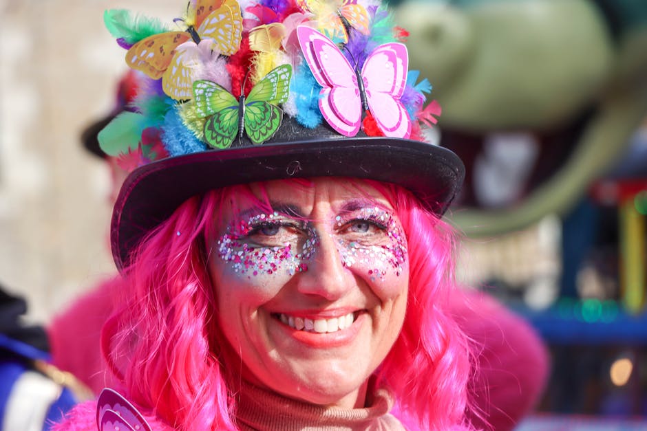 Vrouw met roze pruik en glitters lacht tijdens carnaval in Parma