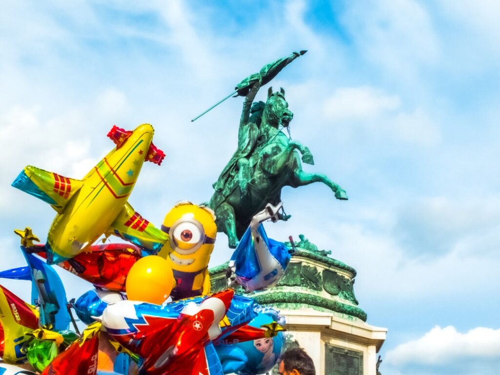 Opgeblazen ballonnen voor ruiterstandbeeld op plein in Parma