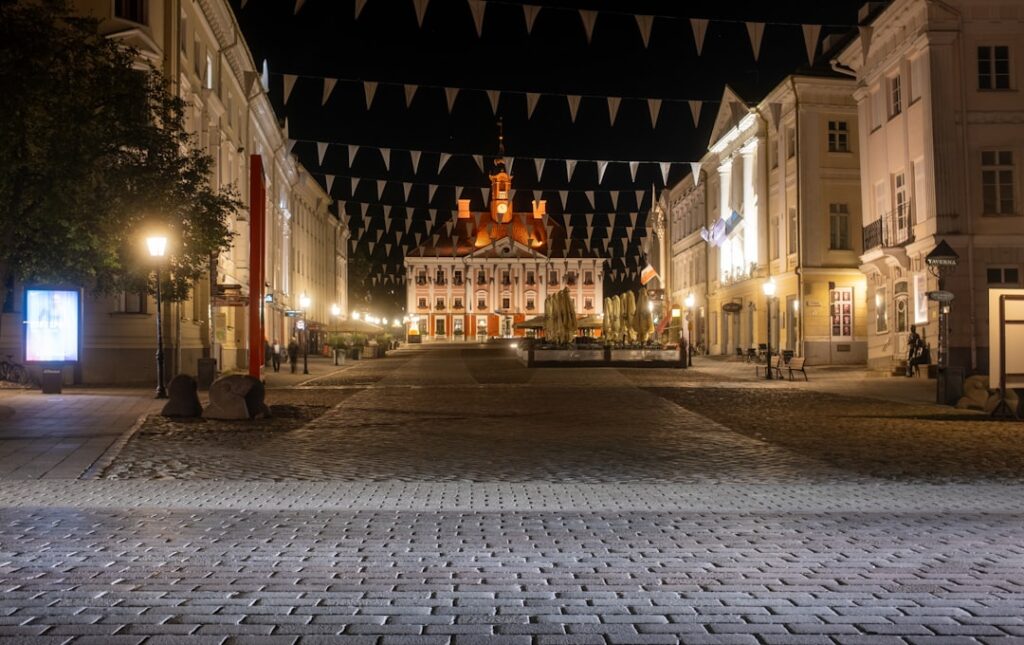 Piazza bei Nacht, beleuchtet
