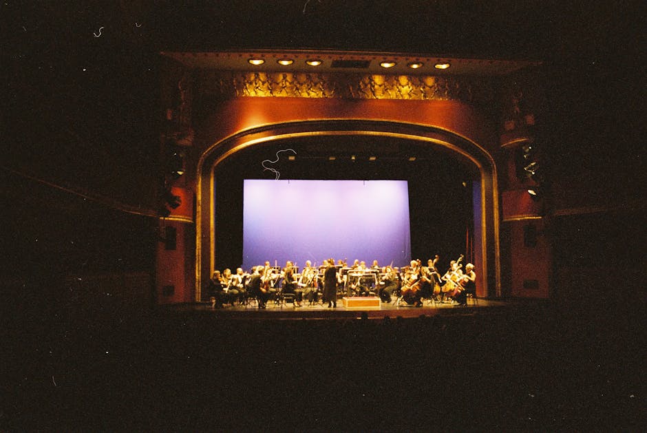 Orchester auf der Bühne in Parma, Musiker vor violettem Hintergrund.
