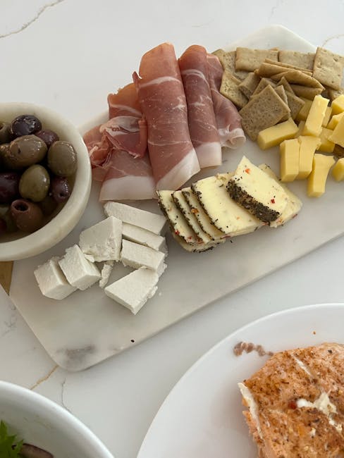 Teller mit Prosciutto und Beilagen