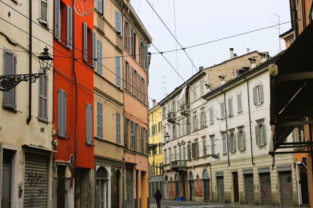 Herbstabend-Straßenszene in Parma