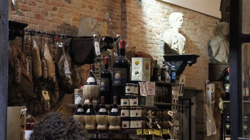 Échoppe artisanale à Parme présentant jambons suspendus et bouteilles