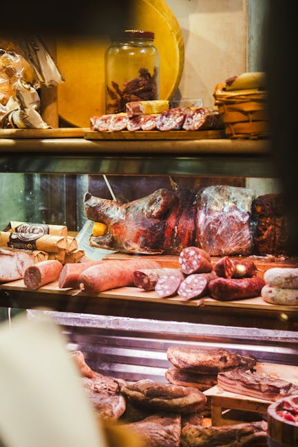 Rzeźnik kroi Prosciutto di Parma za ladą