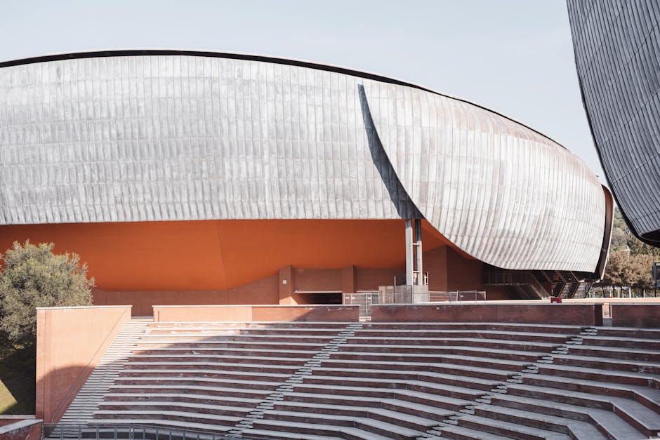 Modern auditorium met ovale metalen gevel en trappen in Parma