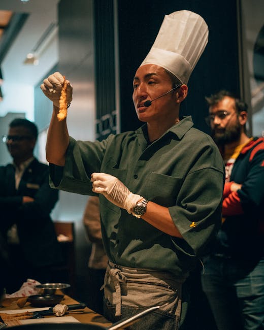Chef con cuffia e guanti mostra un assaggio durante dimostrazione a Parma